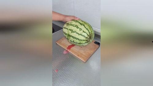 太热了杀瓜吃,太热了，来杀瓜解暑！