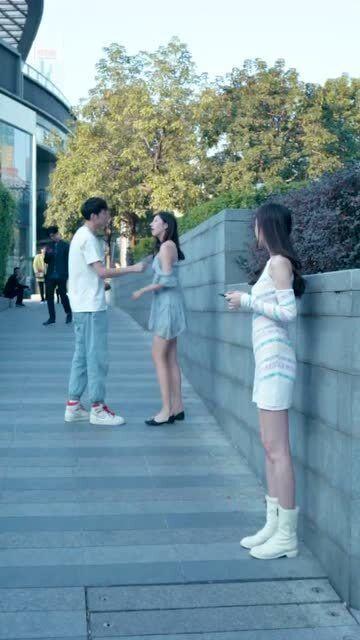 吃瓜情侣草地,吃瓜情侣的浪漫时光