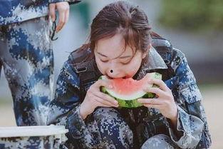 女兵吃瓜,女兵军营里的“吃瓜”趣事
