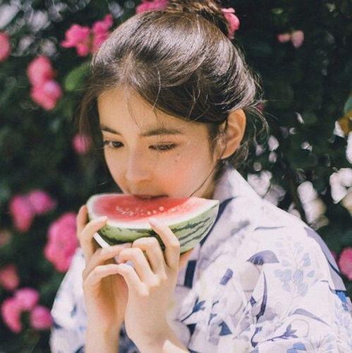 斜眼吃瓜头像女,揭秘网络红人背后的故事