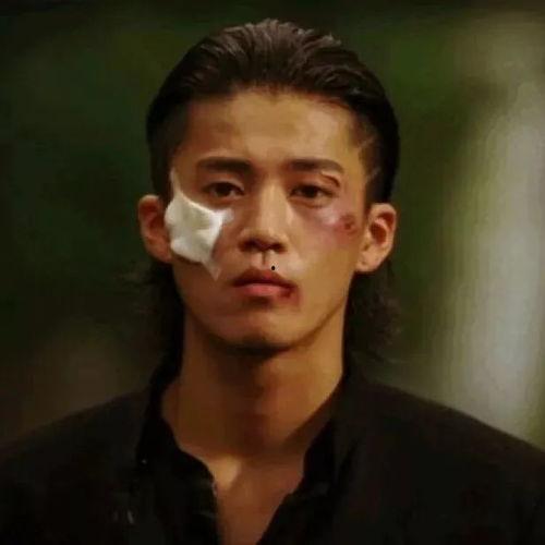 小栗旬吃瓜照片图片高清,高清照片捕捉明星日常风采