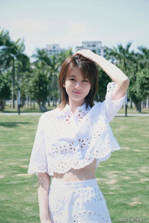 淼淼和奇奇吃瓜,趣味横生的夏日午后