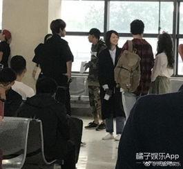 等车吃瓜,悠闲吃瓜，品味生活小确幸